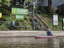 5 McDonalds Paling Unik di Dunia, Bisa Pesan Makanan dari Perahu!