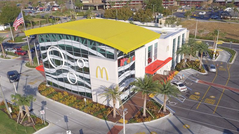 5 McDonald's Paling Unik di Dunia, Bisa Pesan Makanan dari Perahu!