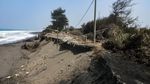 Abrasi Pantai Cangkring Putuskan Akses Jalan, Warga Bantul Harus Memutar