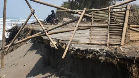 Abrasi Pantai Cangkring Putuskan Akses Jalan, Warga Bantul Harus Memutar