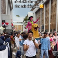 Viral Aksi Unik Wisudawati Rayakan Lulus dengan Nyawer dan Diarak Sisingaan