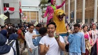 Viral Aksi Unik Wisudawati Rayakan Lulus dengan Nyawer dan Diarak Sisingaan