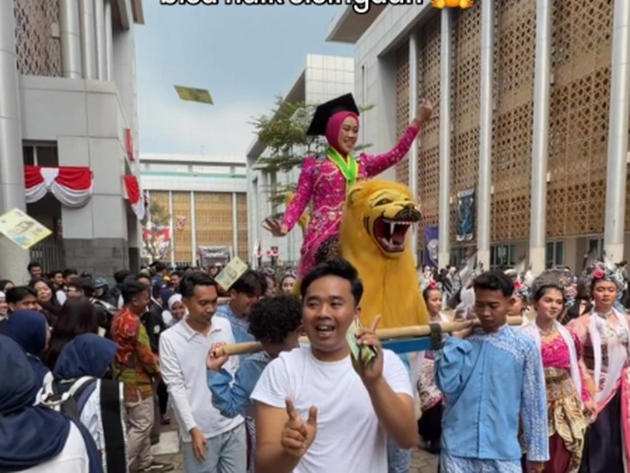 Aksi unik wisudawati viral usai merayakan kelulusan dengan naik Sisingaan di kampus. Momen ini menuai pujian.