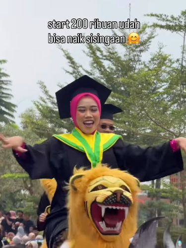 Aksi unik wisudawati viral usai merayakan kelulusan dengan naik Sisingaan di kampus. Momen ini menuai pujian.