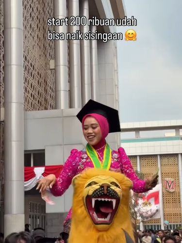 Aksi unik wisudawati viral usai merayakan kelulusan dengan naik Sisingaan di kampus. Momen ini menuai pujian.