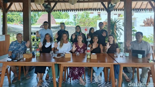 Aliansi Perempuan NTBmenyampaikan pernyataan sikap terkait kasus kekerasan seksual terhadap wisatawan di Kuta Mandalika, Lombok Tengah, NTB, Jumat (25/9/2026). (Foto: Edi Suryansyah/detikBali)