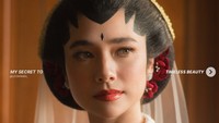 Detail Produk di Balik Riasan Timeless Beauty Amanda Rigby saat Menikah