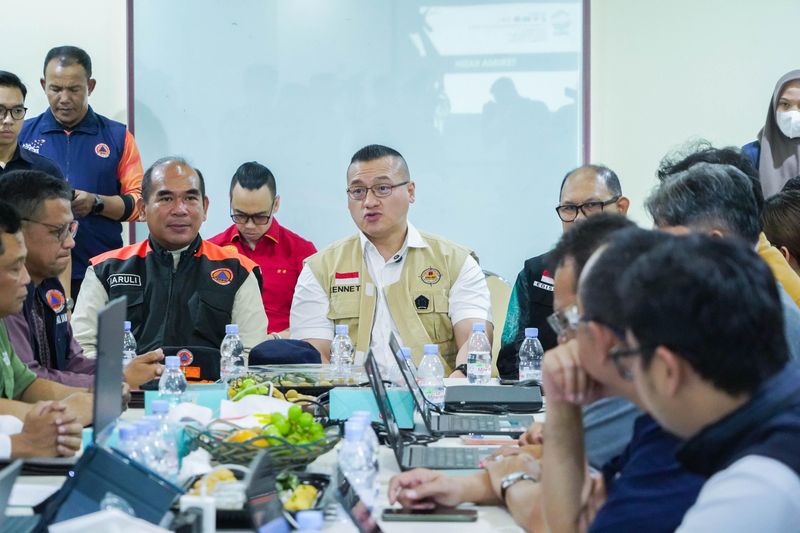 Anggota DPRD DKI Jakarta, Hardiyanto Kenneth Sedang Mengecek Garam Tabur NaCl Yang Akan Di Pakai Untuk Modifikasi Cuaca Anggota DPRD DKI Jakarta, Hardiyanto Kenneth Sedang Mengecek Garam Tabur NaCl Yang Akan Di Pakai Untuk Modifikasi Cuaca