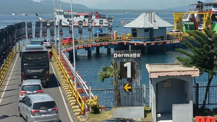 Antrean kendaraan masuk kapal penyeberangan.