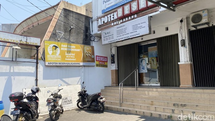 Suasana di apotek tempat praktik dr Agus di Semarang.