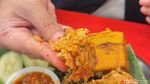 Sedap! Makan Ayam Bakar Celup dan Nasi Pedas Mang Asep di Bekasi
