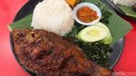 Sedap! Makan Ayam Bakar Celup dan Nasi Pedas Mang Asep di Bekasi