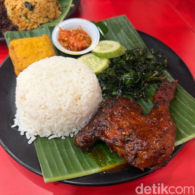 Sedap! Makan Ayam Bakar Celup dan Nasi Pedas Mang Asep di Bekasi
