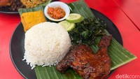 Sedap! Makan Ayam Bakar Celup dan Nasi Pedas 'Mang Asep' di Bekasi