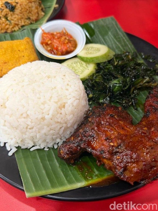 Sedap! Makan Ayam Bakar Celup dan Nasi Pedas Mang Asep di Bekasi