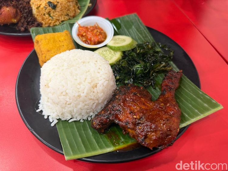 Sedap! Makan Ayam Bakar Celup dan Nasi Pedas Mang Asep di Bekasi