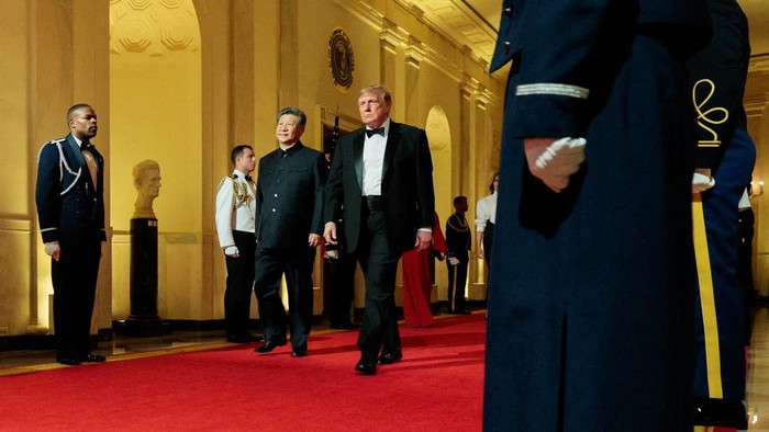 US President Donald Trump holds a binder as he stands next to Chinese President Xi Jinping before Xi delivers a speech during a state dinner at the White House in Washington, D.C., US, September 24, 2026. REUTERS/Evelyn Hockstein