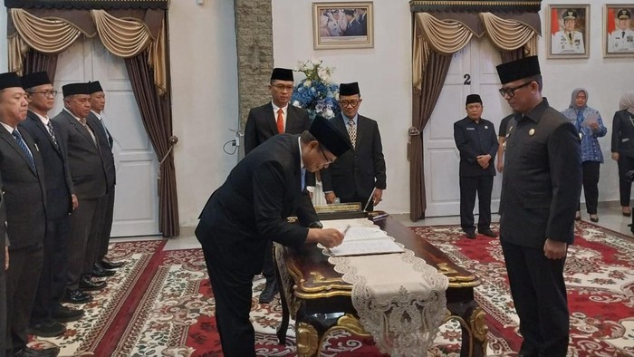 Bupati Ogan Komering Ulu (OKU) Teddy Meilwansyah melantik 11 pejabat baru di lingkungan Pemkab OKU