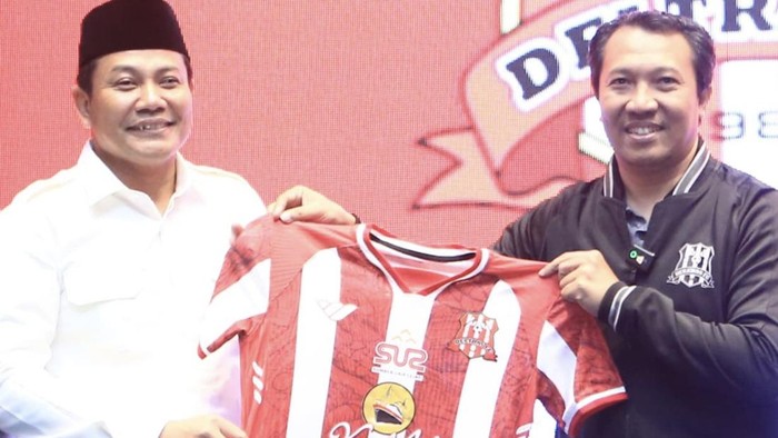 CEO Deltras FC Amir Burhanuddin bersama Bupati Subandi