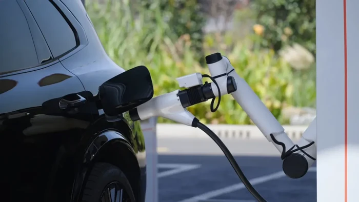 Charger Geely yang punya pengisian daya super cepat.