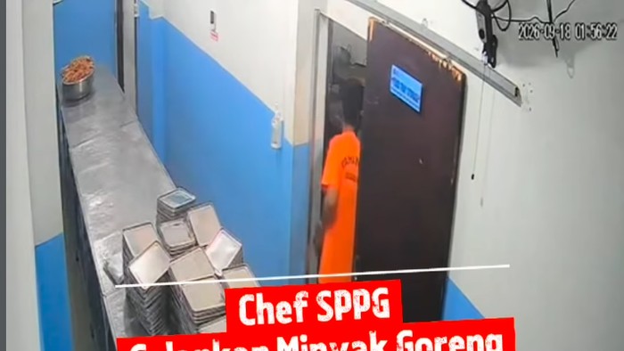Cuplikan video rekaman CCTV yang viral tentang pencurian minyak jelantah oleh chef SPPG Pakis, Surabaya.