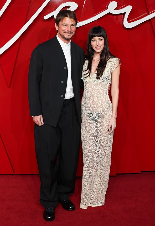 Dakota Johnson tampil di red carpet bersama lawan mainnya, aktor Josh Hartnett di pemutaran perdana film terbarunya Verity yang tayang di London, Inggris, pada Kamis (24/9/2026). Gaun tanpa lengan dengan panjang menyapu lantai ini datang dari koleksi Colleen Allen Spring 2026. Foto: Getty Images