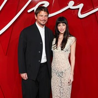 Dakota Johnson tampil di red carpet bersama lawan mainnya, aktor Josh Hartnett di pemutaran perdana film terbarunya Verity yang tayang di London, Inggris, pada Kamis (24/9/2026). Gaun tanpa lengan dengan panjang menyapu lantai ini datang dari koleksi Colleen Allen Spring 2026. Foto: Getty Images