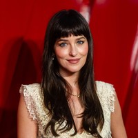 Riasan wajah dibuat natural oleh makeup artist Georgie Eisdell. Pipi Dakota diberi rona merah muda lembut, sementara bulu matanya dibuat panjang dan gelap untuk menonjolkan mata birunya. Foto: Getty Images