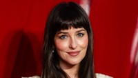 Dakota Johnson Ungkap Rahasia Cantik, Tak Mau Lewatkan Mandi Meski Jam 3 Pagi