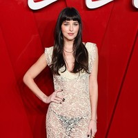Dakota memberikan sentuhan personal pada gaun tersebut dengan sengaja menonjolkan efek transparannya. Ia mengenakan underwear hitam yang kontras dengan warna gaun. Foto: Getty Images