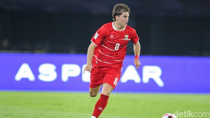Pemain Timnas Indonesia Luke Vickery saat melakukan debut melawan Singapura di SUGBK, Jakarta, Jumat (25/9/2026).