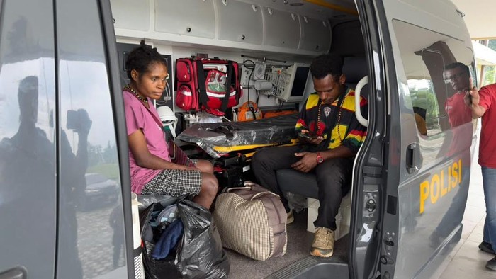 Demerina Uwamang (23), salah satu korban penculikan dan penyanderaan kelompok kriminal bersenjata (KKB) di Distrik Jila, Kabupaten Mimika, Papua Tengah, akhirnya dipulangkan ke rumahnya.