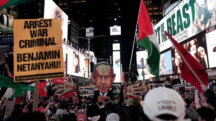 Pro-Palestinian demonstrators protest against Israeli Prime Minister Benjamin Netanyahu and US President Donald Trump, on the sidelines of the 81st United Nations General Assembly, in Times Square, New York, US, September 24, 2026. REUTERS/Bing Guan     TPX IMAGES OF THE DAY
