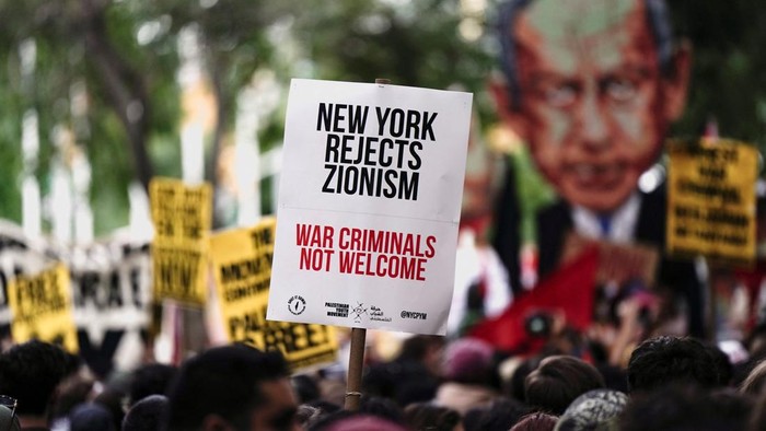Demo Tolak Netanyahu di New York Berujung Penangkapan Pro-Palestinian demonstrators protest against Israeli Prime Minister Benjamin Netanyahu and US President Donald Trump, on the sidelines of the 81st United Nations General Assembly, in Times Square, New York, US, September 24, 2026. REUTERS/Bing Guan TPX IMAGES OF THE DAY
