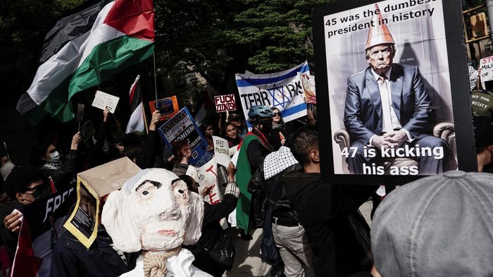 Demo Tolak Netanyahu di New York Berujung Penangkapan Pro-Palestinian demonstrators protest against Israeli Prime Minister Benjamin Netanyahu and US President Donald Trump, on the sidelines of the 81st United Nations General Assembly, in Times Square, New York, US, September 24, 2026. REUTERS/Bing Guan TPX IMAGES OF THE DAY