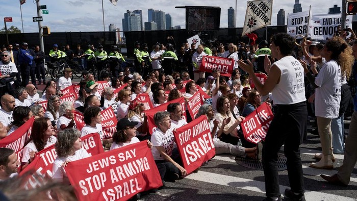 Demo Tolak Netanyahu di New York Berujung Penangkapan Pro-Palestinian demonstrators protest against Israeli Prime Minister Benjamin Netanyahu and US President Donald Trump, on the sidelines of the 81st United Nations General Assembly, in Times Square, New York, US, September 24, 2026. REUTERS/Bing Guan TPX IMAGES OF THE DAY