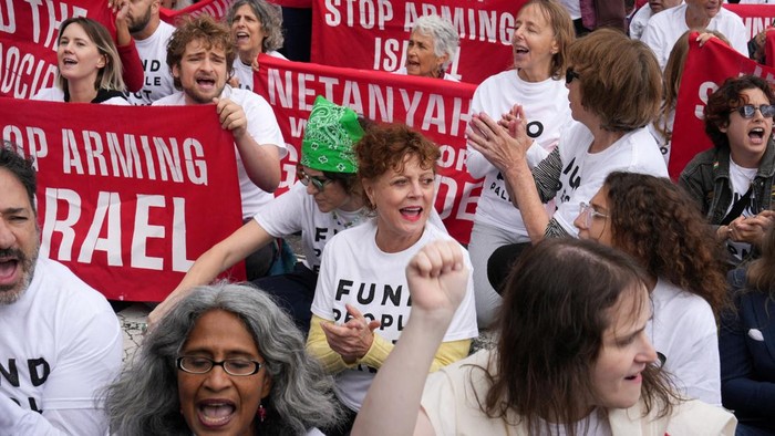 Demo Tolak Netanyahu di New York Berujung Penangkapan Actor Susan Sarandon takes part in a protest ahead of Israeli Prime Minister Benjamin Netanyahu's address to the United Nations 81st General Assembly in New York City, U.S., September 24, 2026. REUTERS/David 'Dee' Delgado