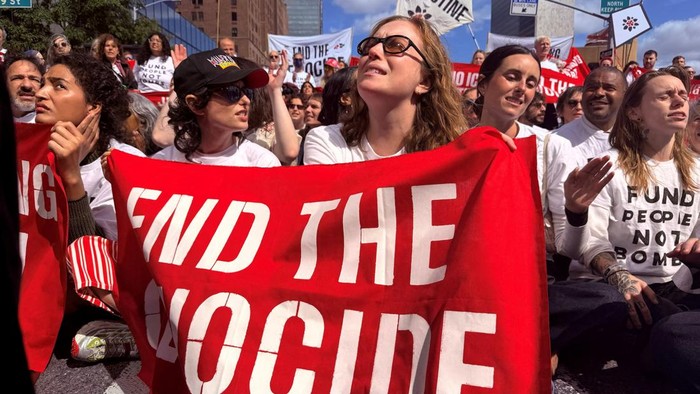 Demo Tolak Netanyahu di New York Berujung Penangkapan Actors Hannah Einbinder and Sarah Sherman take part in protest ahead of Israeli Prime Minister Benjamin Netanyahu's address to the United Nations 81st General Assembly in New York City, US, September 24, 2026. REUTERS/Eric Cox
