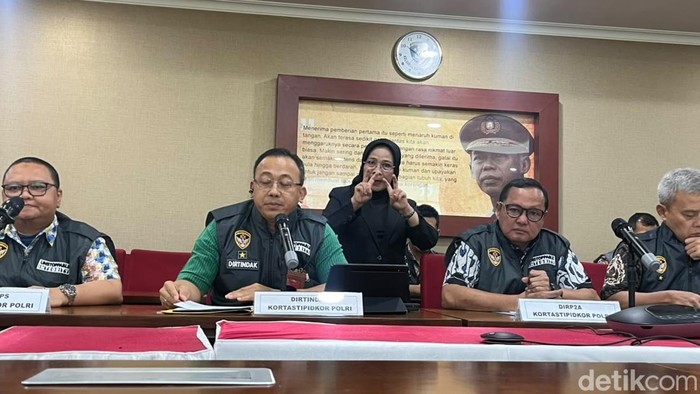 Dirtindak Kortas Tipikor Polri, Brigjen Robertus Y De Deo mengumumkan Bupati Gowa Sitti Husniah Talenrang sebagai tersangka pengurusan izin proses pengurusan Persetujuan Bangunan Gedung (PBG) tahun 2025-2026 (Rumondang/detikcom)