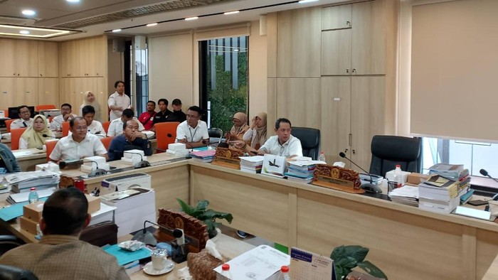 Mediasi sengketa status sempadan sungai antara petambak dan PT Taman Timur di Komisi C DPRD Kota Surabaya