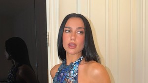 Pelantun lagu Houdini ini sukses meraup total keuntungan £ 23,4 juta tahun lalu berkat penjualan merchandise, royalti, hingga gurita bisnis miliknya.  Foto: Instagram/@dualipa