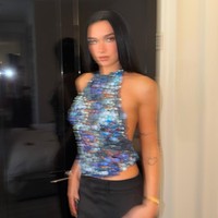 Dua Lipa melengkapi penampilannya dengan jam tangan Bulgari Serpenti Seduttori berbahan rose gold 18 karat. Jam tangan dibanderol dengan harga US$39,800 atau sekitar Rp 700 juta. Foto: Instagram/@dualipa