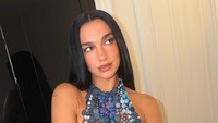 Potret Seksi Dua Lipa Berbalut Atasan Terbuat dari 740 Kancing Baju