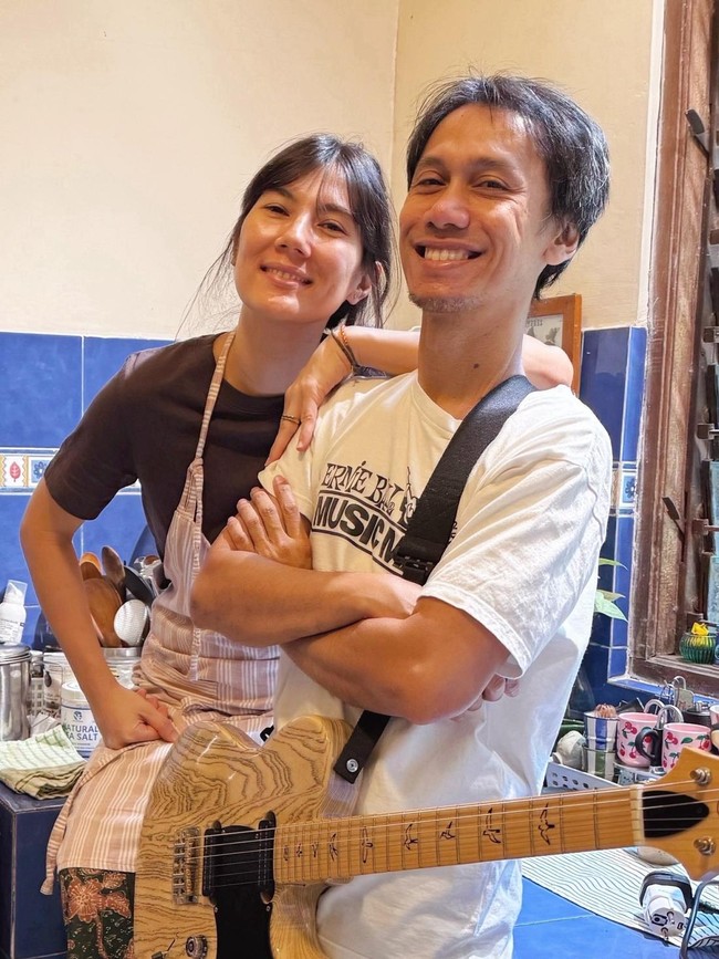 Ungkapan Syukur Sarah Diorita 17 Tahun Nikah dengan Eross Candra