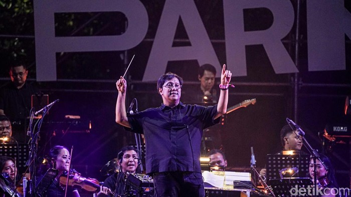Erwin Gutawa memimpin pertunjukan “Musik Indonesia Lintas Era” pada hari pertama Pestapora di Gambir Expo JIExpo, Jakarta, Jumat (25/9/2026).