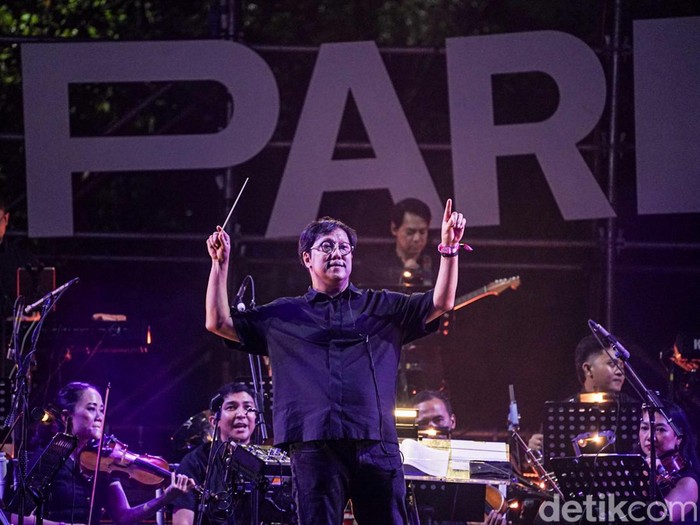 Erwin Gutawa memimpin pertunjukan Musik Indonesia Lintas Era pada hari pertama Pestapora di Gambir Expo JIExpo, Jakarta, Jumat (25/9/2026).