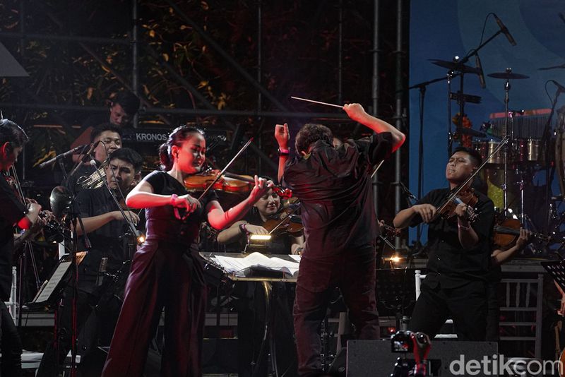 Erwin Gutawa memimpin pertunjukan 