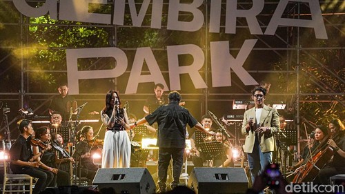 Erwin Gutawa memimpin pertunjukan “Musik Indonesia Lintas Era” pada hari pertama Pestapora di Gambir Expo JIExpo, Jakarta, Jumat (25/9/2026).