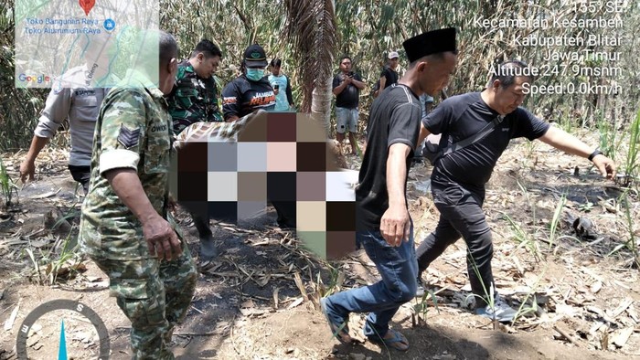 Evakuasi lansia tewas terbakar di pekarangan tempat korban bakar-bakar sampah.