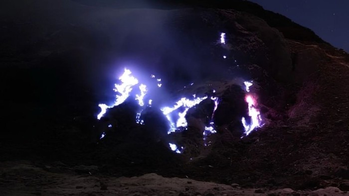 Fenomena Blue Fire di Gunung Papandayan